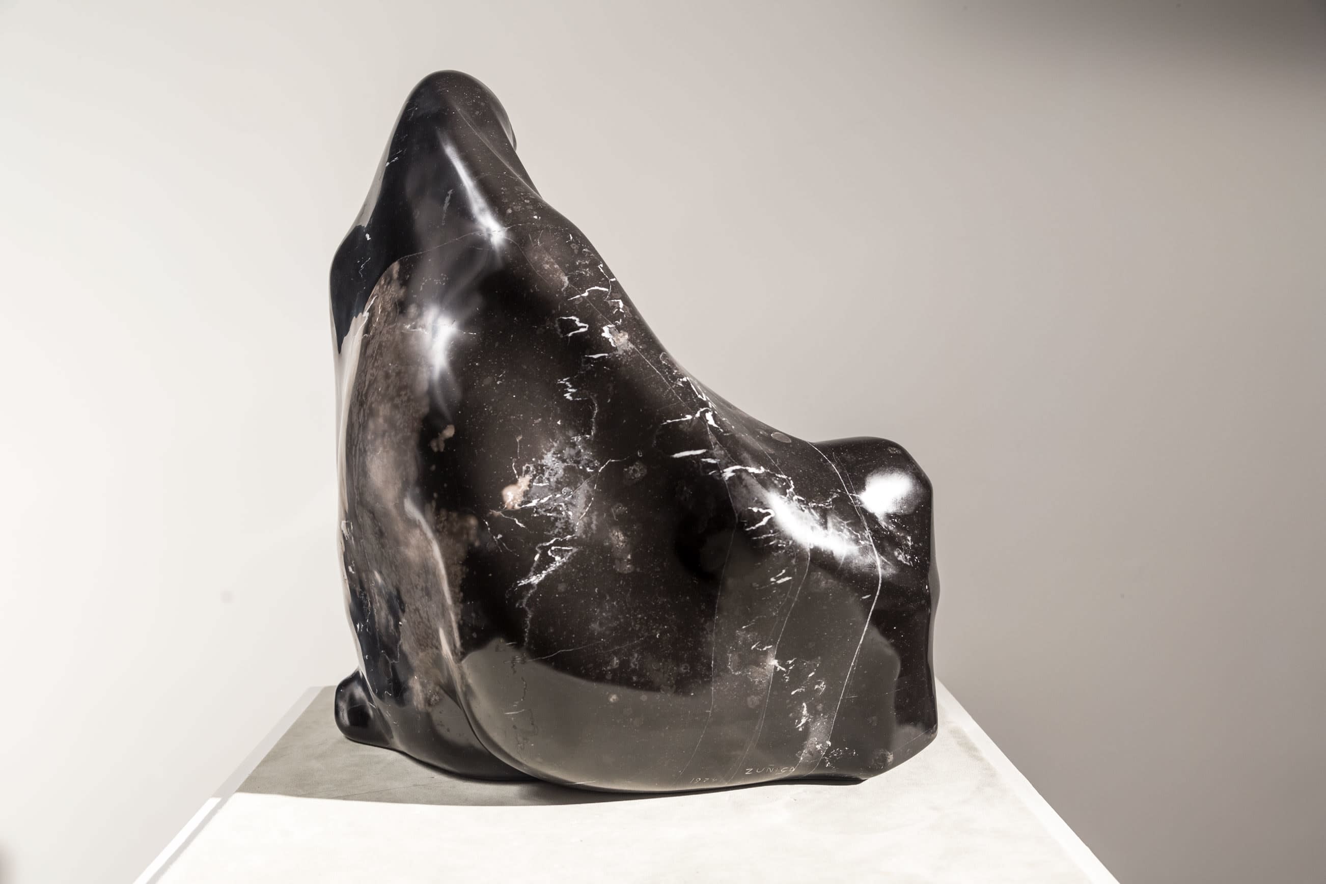 15621, Francisco Zúñiga, Mujer Sentada con Rebozo (Seated Woman with Shawl), 1974